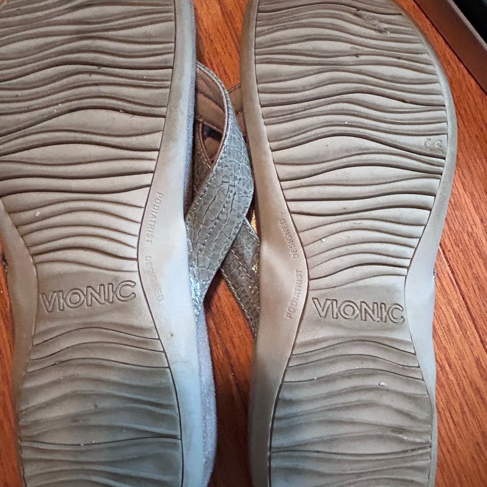 Vionic gray flip flops - Picture 3 of 5